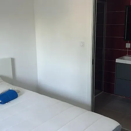 En Coeur De Village Au Pied Du Chateau Avec 2 Balcons 公寓 *