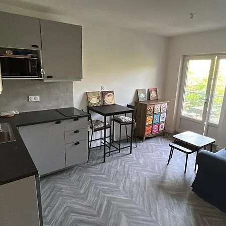 En Coeur De Village Au Pied Du Chateau Avec 2 Balcons *