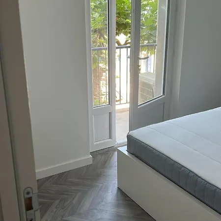 En Coeur De Village Au Pied Du Chateau Avec 2 Balcons