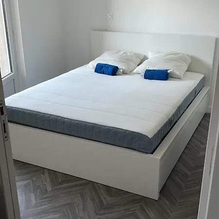 En Coeur De Village Au Pied Du Chateau Avec 2 Balcons *